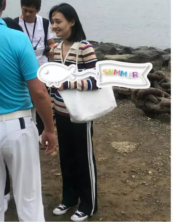 郑爽穿了件普通V领上衣,就轻轻松松上热搜