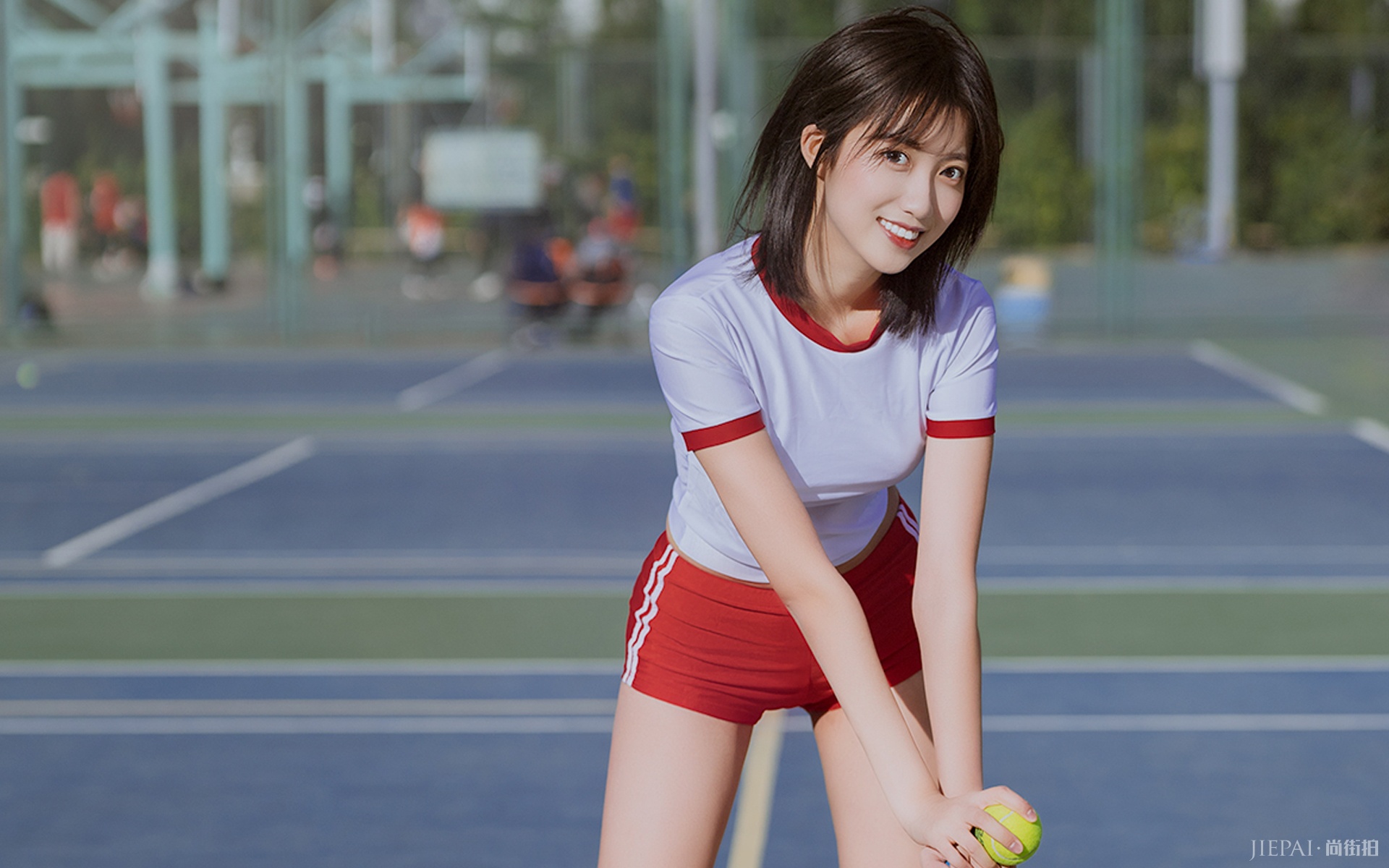 操场上的网球少女运动风格唯美写真照片