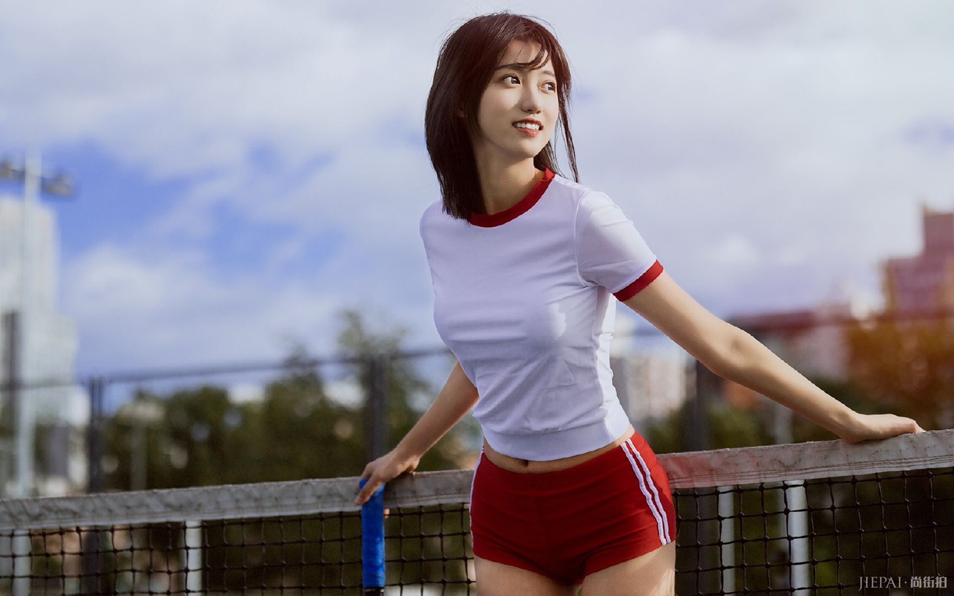 操场上的网球少女运动风格唯美写真照片