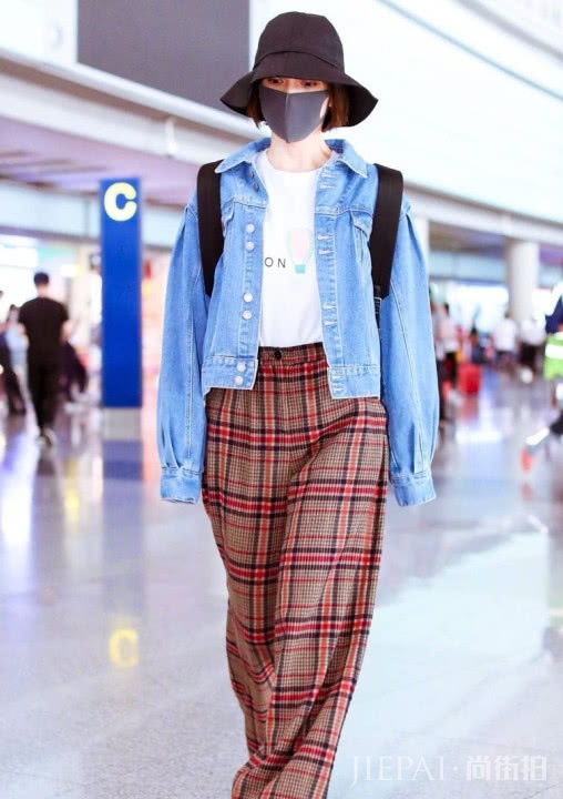 吴昕机场街拍 穿着一条睡裤就出现了!