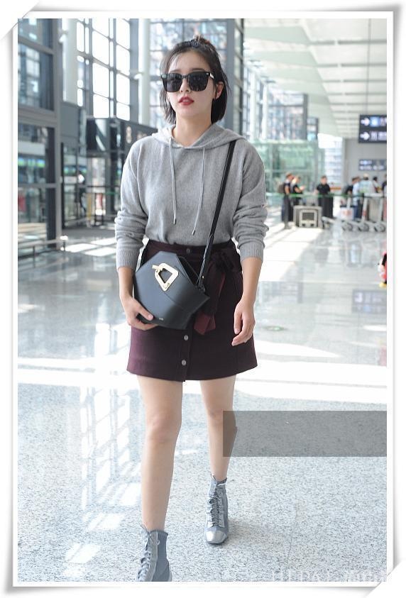 阚清子短裙却不显腰身,网友:女神就是不一样