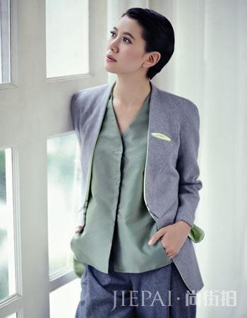 袁咏仪真敢穿,只穿一件西装玩“下半身消失”,但被这个细节出卖