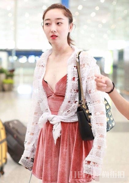 蒋梦婕机场穿吊带短裙大秀美胸,上半身遮不住,下半身也藏不住!