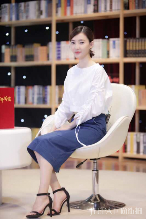 素颜女神王丽坤上《榜样阅读》 国庆长假开读气场十足