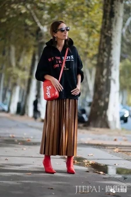 秋冬流行的卫衣别乱搭,这“3种”搭法很流行,谁穿谁好看!