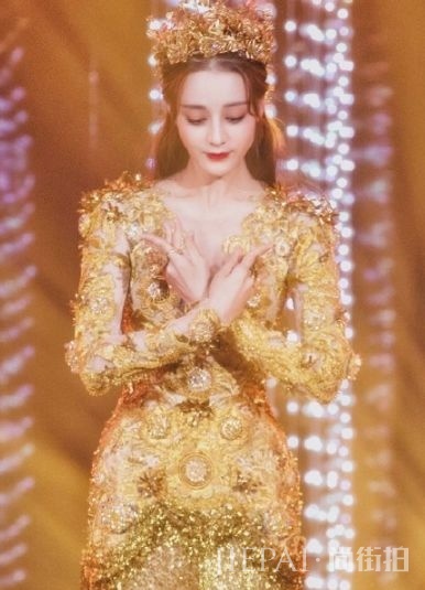 迪丽热巴手臂那么粗?网友:要去练天鹅臂了