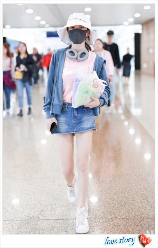 冯提莫穿超短裙不得了，胸以下全是腿，真会搭