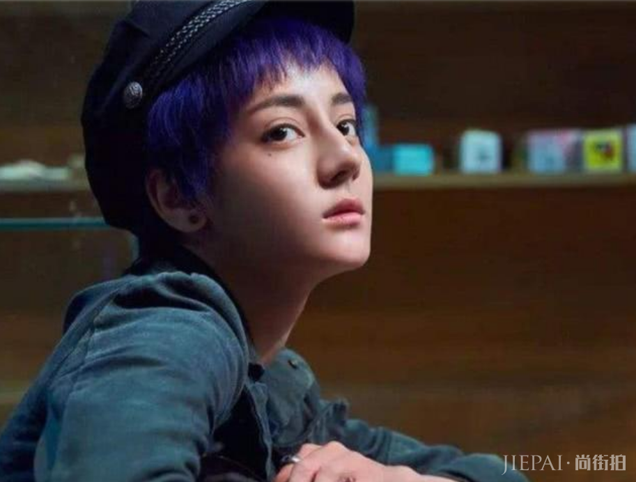 长发的迪丽热巴很美，可当她剪了邓伦同款短发后，网友表示沦陷了