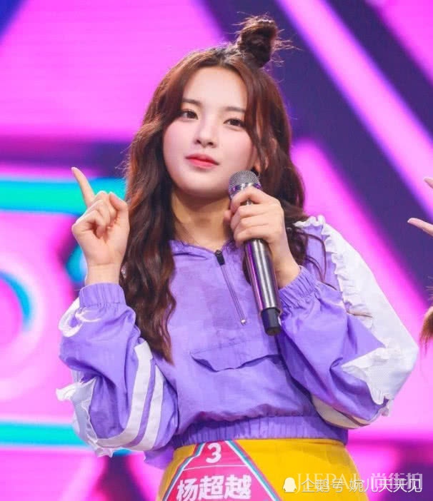 当初被质疑的杨超越衣品越来越好了，秋冬穿搭美出了新高度