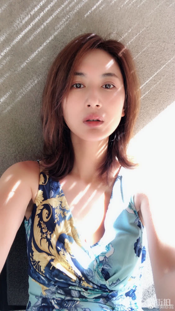 36岁的郭珍霓橙色羽绒服黑色休闲裤,美得接地气