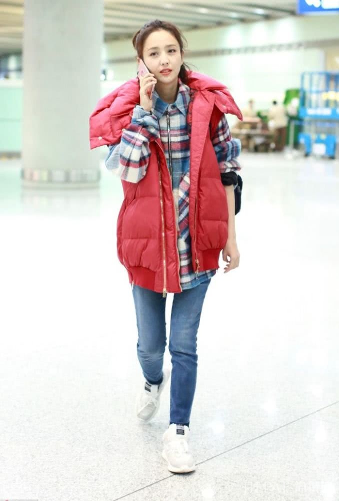 钟楚曦佟丽娅穿这件神奇的单品也秒变老干部girl