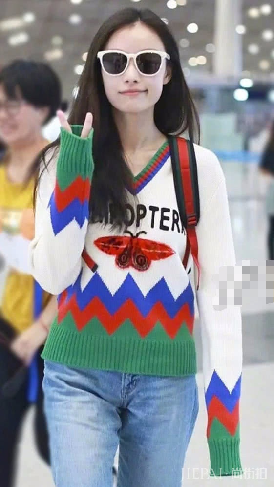 当女星穿上卡通毛衣后,不仅不像奶奶,谁酷谁嫩一目了然!