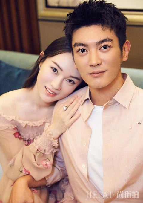 霍思燕参加活动,穿“校服裙”年轻又减龄,嫩成大学生