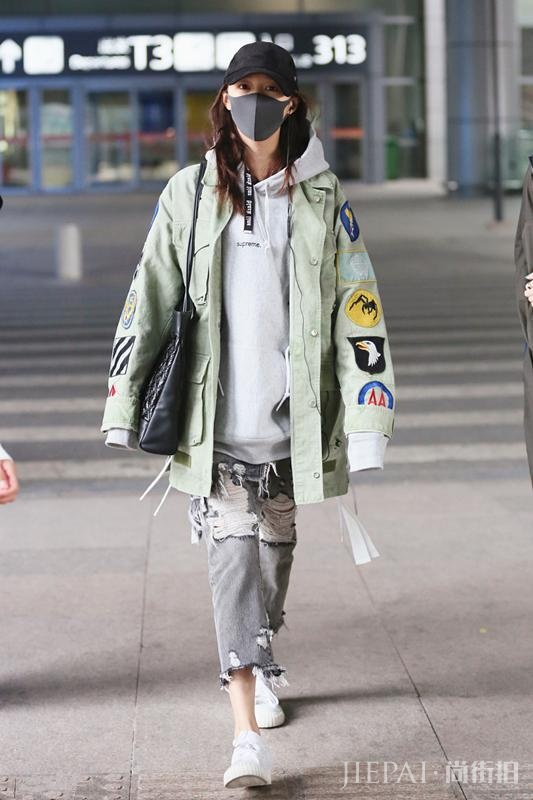 关晓彤机场街拍 混搭造型尽显男友风