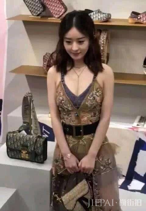 赵丽颖你变了,吊带裙还要v领露胸,让人眼睛都看直了!