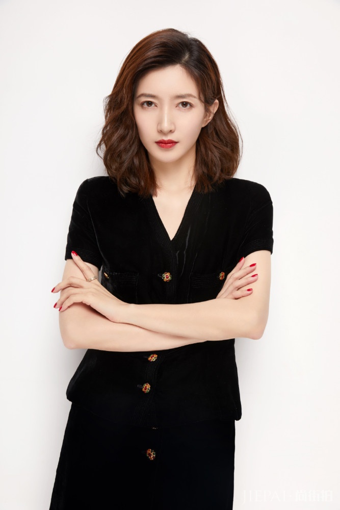 被江疏影惊艳了!复古套裙穿成古典美人,秒变18岁窈窕淑女