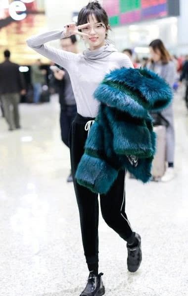 雏晓雯私服穿搭引潮流，高领打底尽显脸小，混搭风格让人眼前一亮