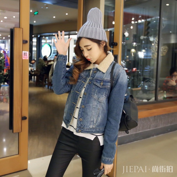羊绒羔夹克搭配示范，女生冬日流行