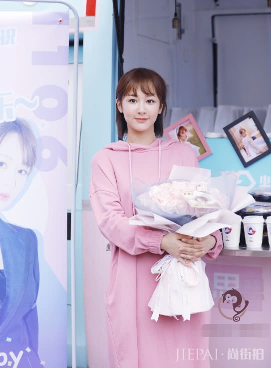 杨紫身穿黄色针织衫变身“小黄鸭”,俏皮可爱