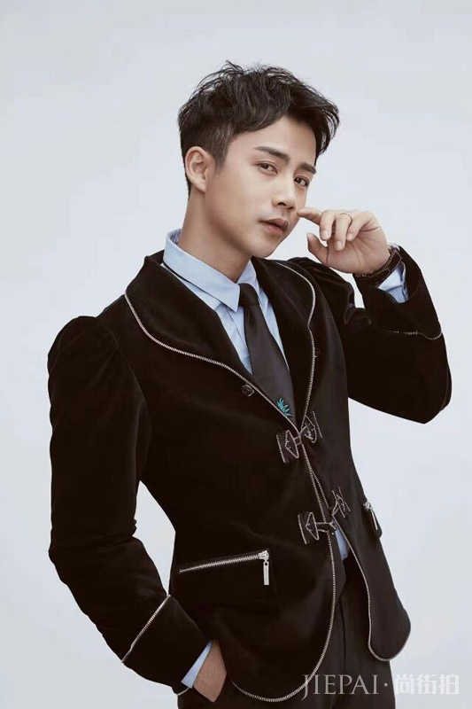 李茂英伦时尚大片曝光 钢铁直男少年气尽显