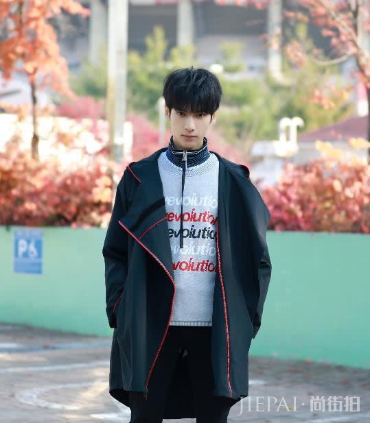 “古装美男子”罗云熙晒近照,留齐刘海秒变高中生,真被帅到了