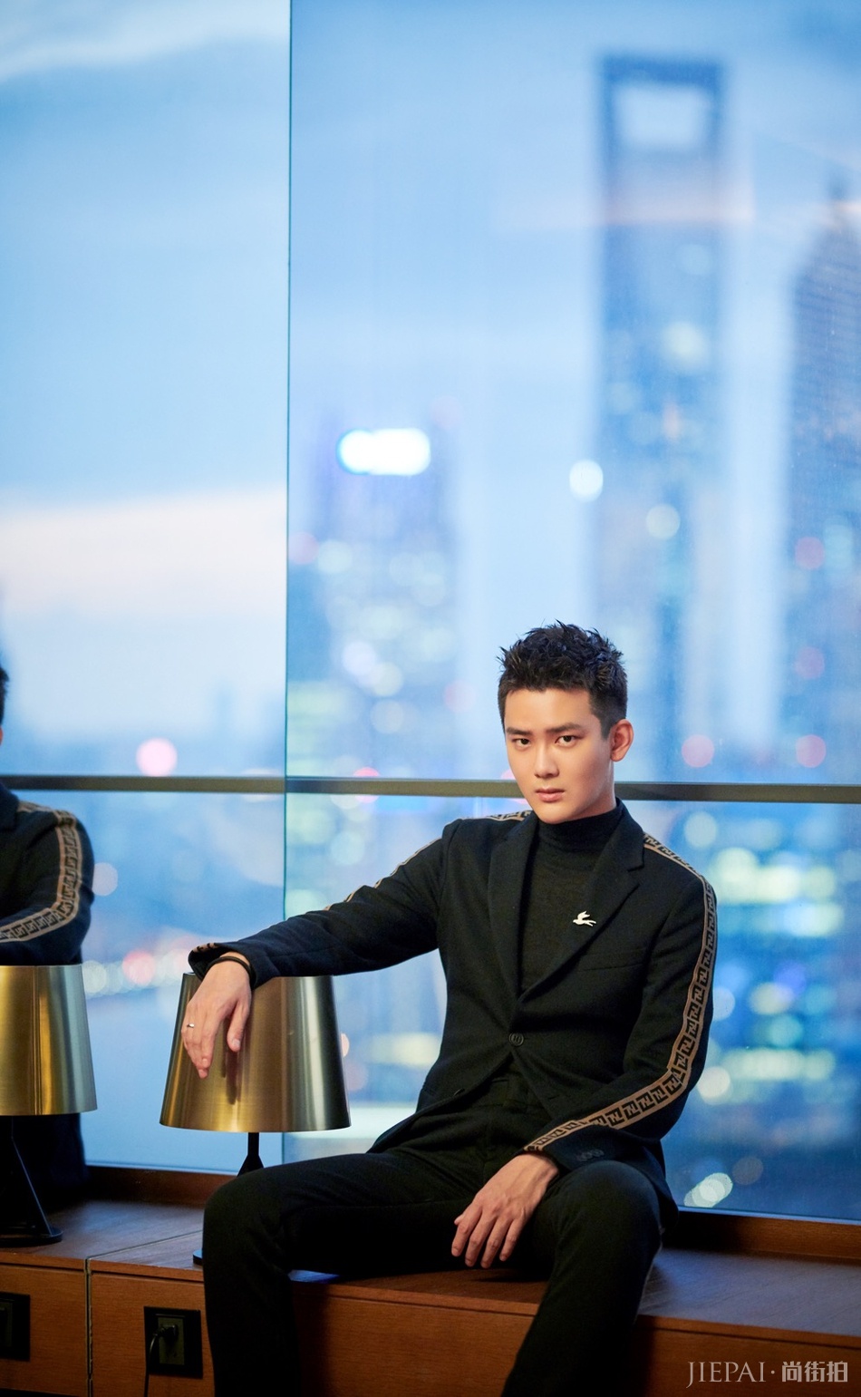 熊梓淇写真大片曝光 黑色西装简约干练