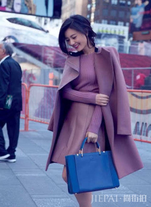 高圆圆一袭露肩裙清纯又性感，抬头一笑更撩人！