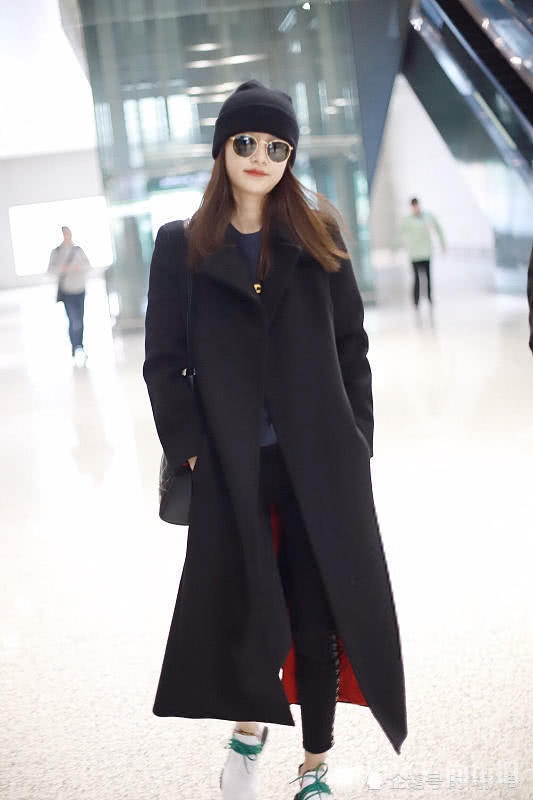 孙怡机场街拍 穿超长大衣路透照曝光,少女感十足