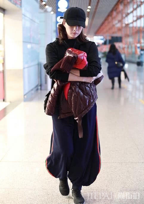 蒋欣亮相机场，素颜被赞气色太好