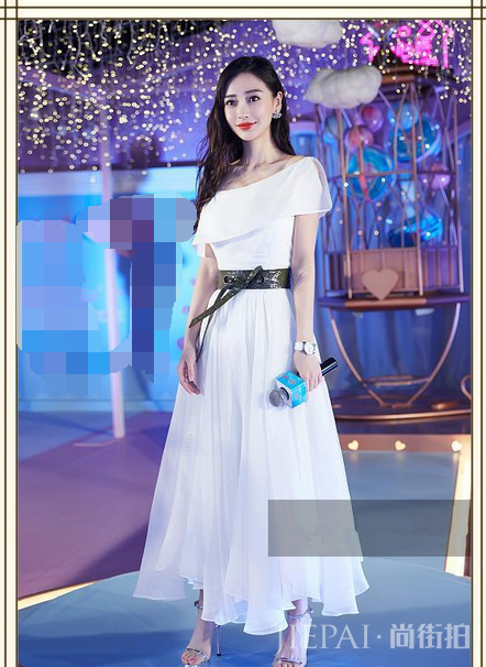 杨颖穿一字肩长裙秀逆天锁骨,网友:这深度可以养金鱼了