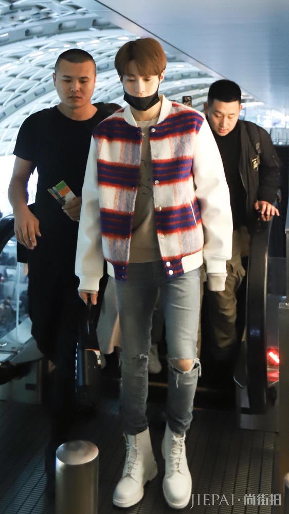 ONER坤音四子走机场,卜凡岳岳穿破洞裤,个个时髦似男模!