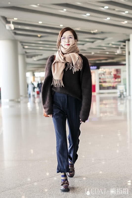 江疏影机场街拍 照片白到发光超美