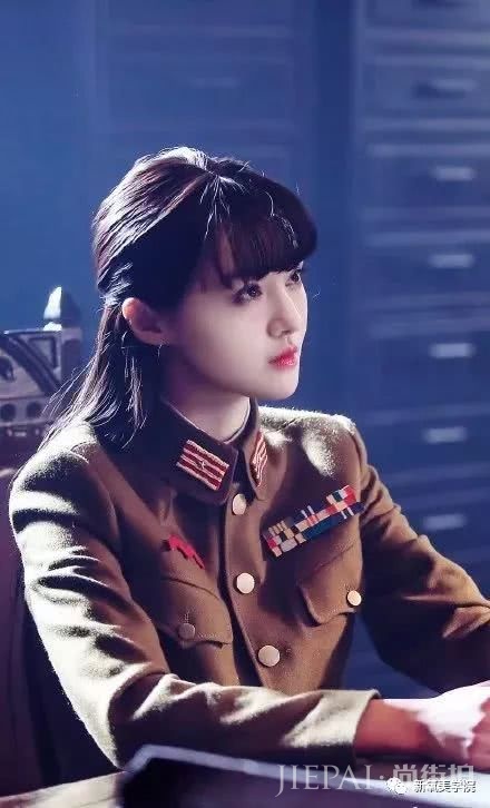 郑爽最新谍战剧照,顶着齐刘海穿军装被网友喷成筛子