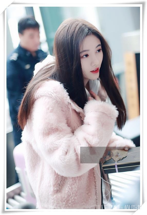 鞠婧祎粉色毛绒外套,四千年美女了!