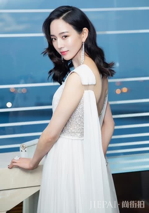 张钧甯高调了一回！穿一袭深V长裙美似“仙女”，女人味十足