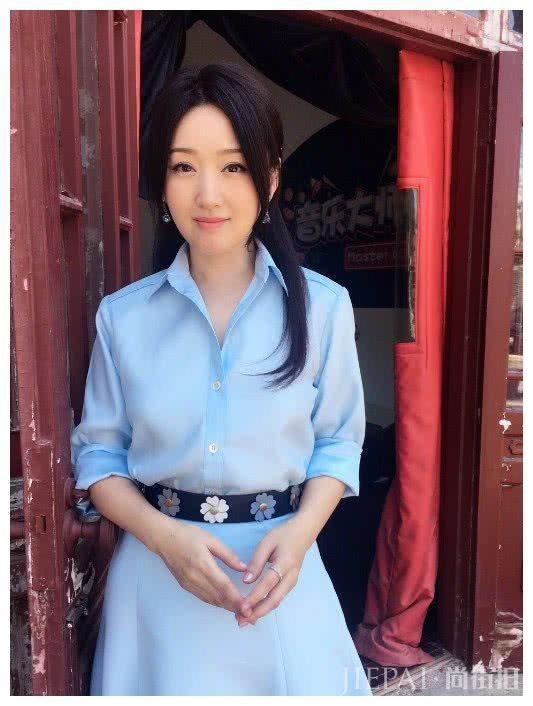 杨钰莹为扮嫩豁出去了,穿粉色靴子被网友嫌弃,还装什么少女