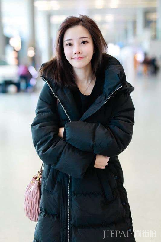 冯提莫穿长款外套，颜值高穿什么都超好看!