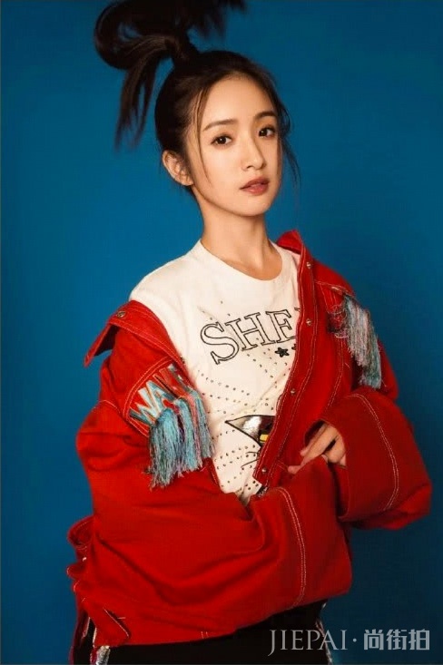 林依晨拍摄杂志,配色艳俗,还是怀念她的清新挂穿搭