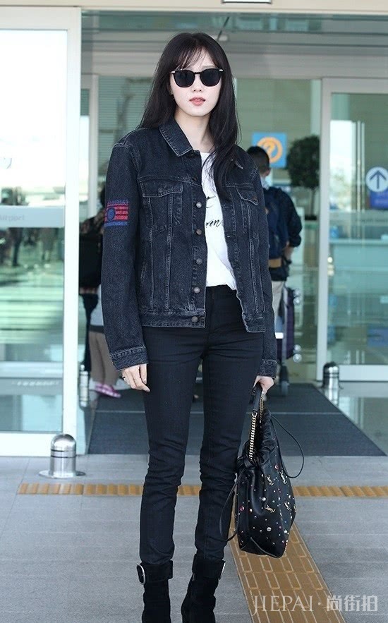 李圣经穿格纹大衣搭配短靴又瘦又美，她的一个技巧就让穿搭更时尚了