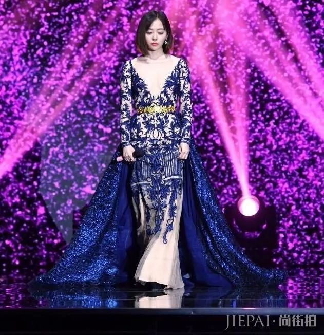 张靓颖挑战深v礼服,忘记自己什么身材了?