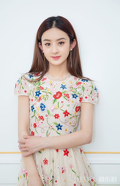 赵丽颖婚后亮相，换上了新发型“泰迪卷”，还是那么可爱！