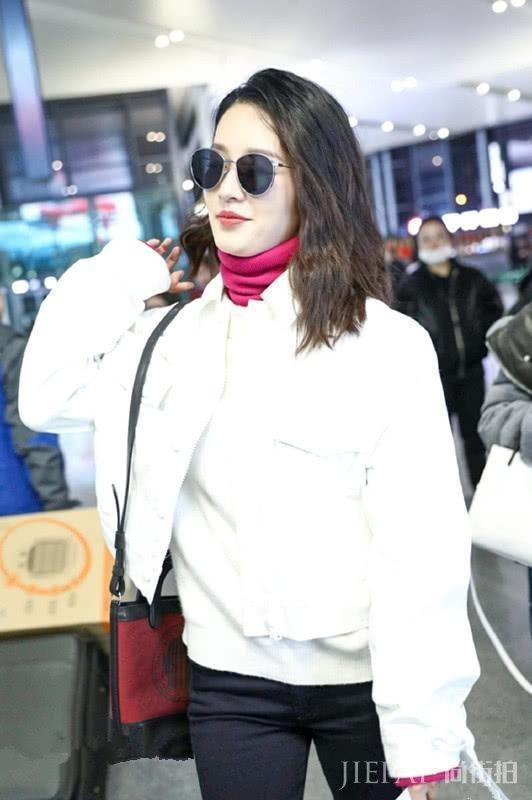 李沁的外套里面叠穿两件毛衣, 脖子上露出一抹中国红, 看着好美!