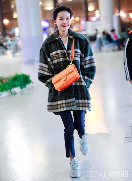 辣妈孙怡机场笑容灿烂，筷子腿精是你吗？