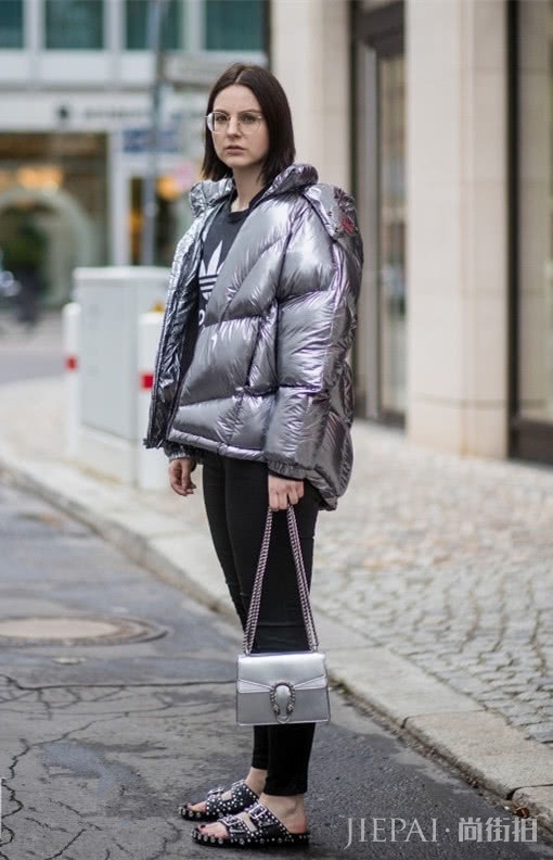 羽绒服搭配小黑裤，冬季穿搭简约又显瘦，来看看本期欧美街拍吧！