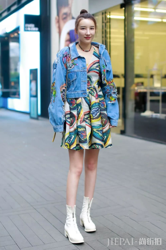 杭州街拍:长相精致的90后美女,魔鬼的身材让人羡慕,好想抱走