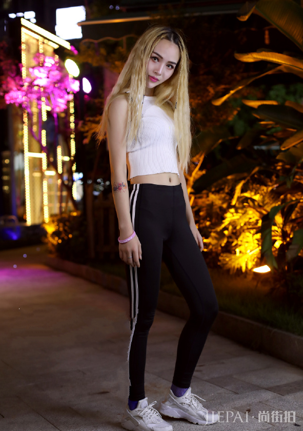 杭州街拍:长相精致的90后美女,魔鬼的身材让人羡慕,好想抱走