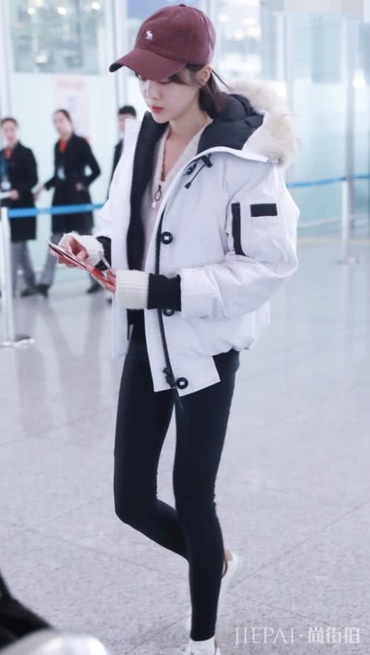 李溪芮穿2件羽绒服?看腿却还是熟悉的腿精!