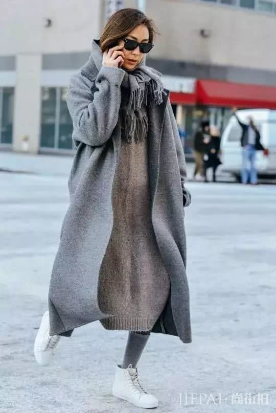 欧美街拍示范 今年冬天灰色大衣提升气质，让时髦UP!