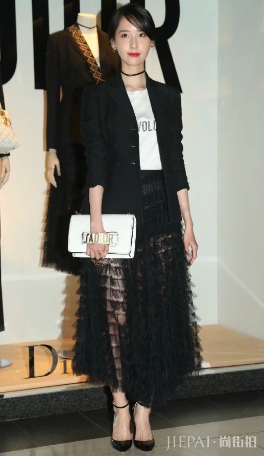 林允儿穿条碎花裙，下面竟然还吊着一串铃兰花？仙女配仙裙啊！