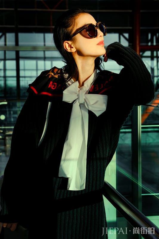 黄圣依露美腿 学院风短裙搭配蝴蝶结青春冻龄